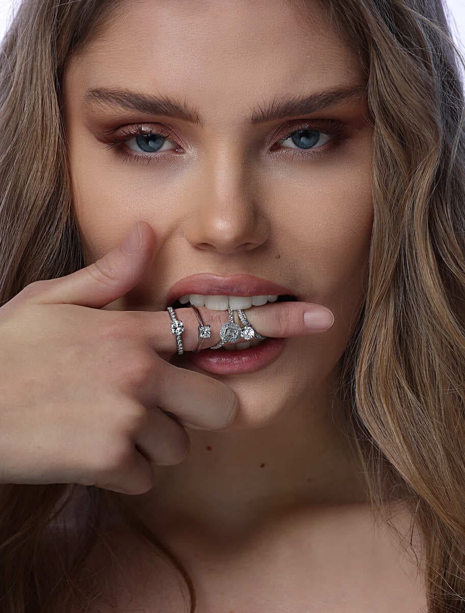 Jewelry with certificated diamonds